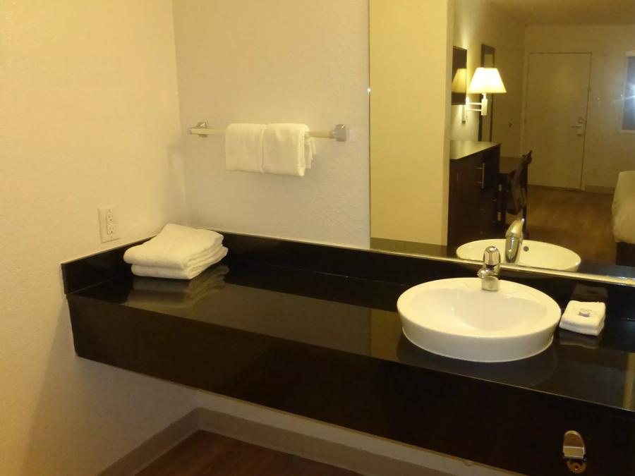 Red Roof Inn Houston - Jersey Village Superior King Room Non-Smoking Bathroom Image