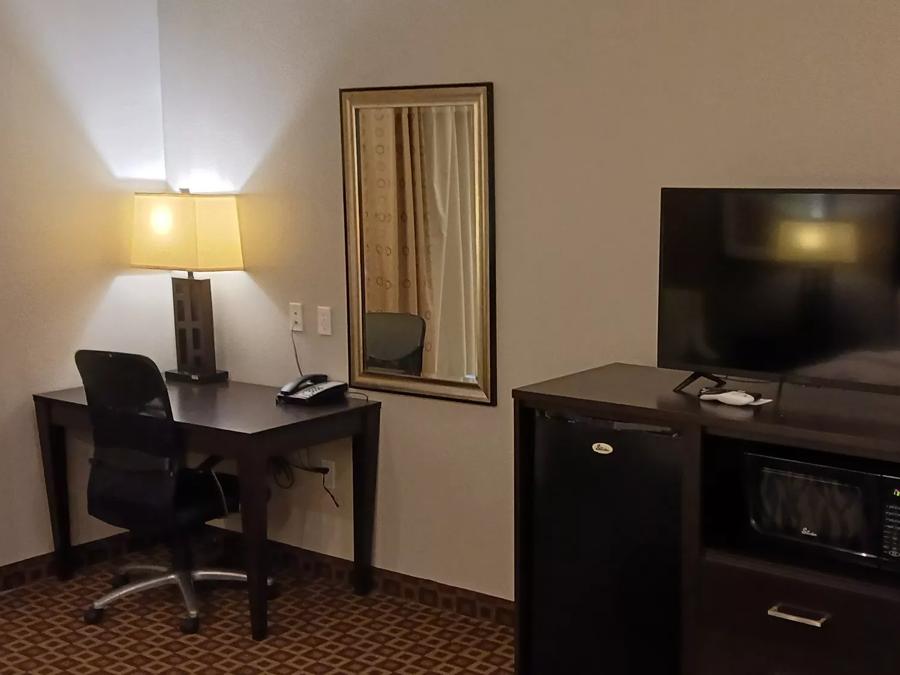 Red Roof Inn & Suites Longview King Suite Non-Smoking Amenities Image