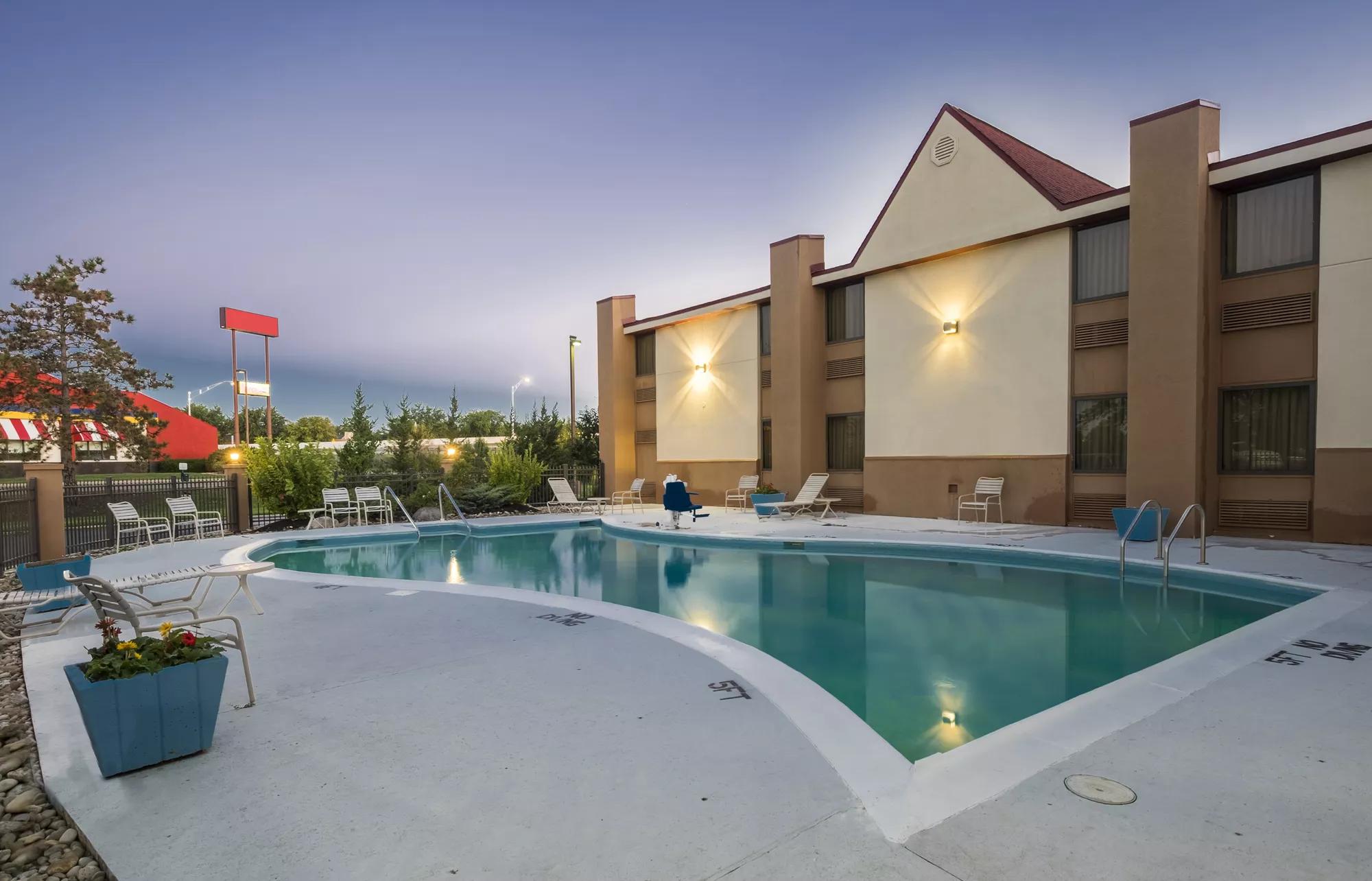 Red Roof Inn & Suites Cincinnati North - Mason Outdoor Swimming Pool