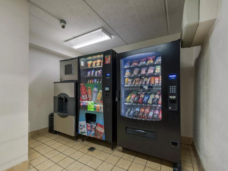 Red Roof Inn Hickory Vending Image