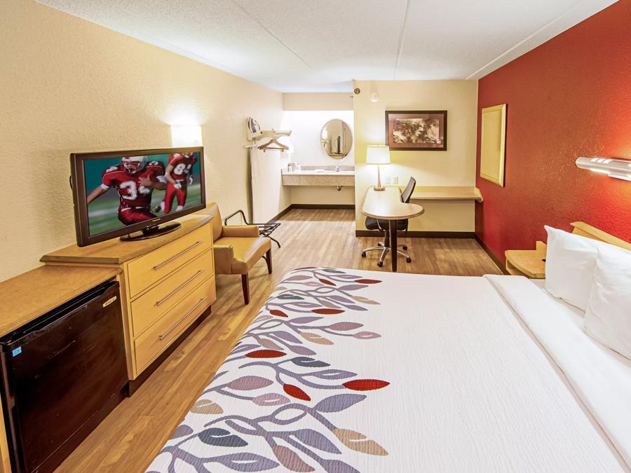 Red Roof Inn Utica Superior King Room Amenities Image 