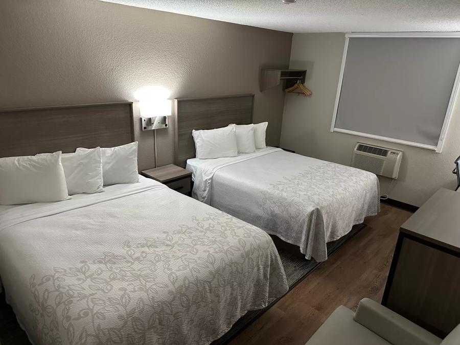 Red Roof PLUS+ Belleville Deluxe 2 Queen Beds Smoke Free Image