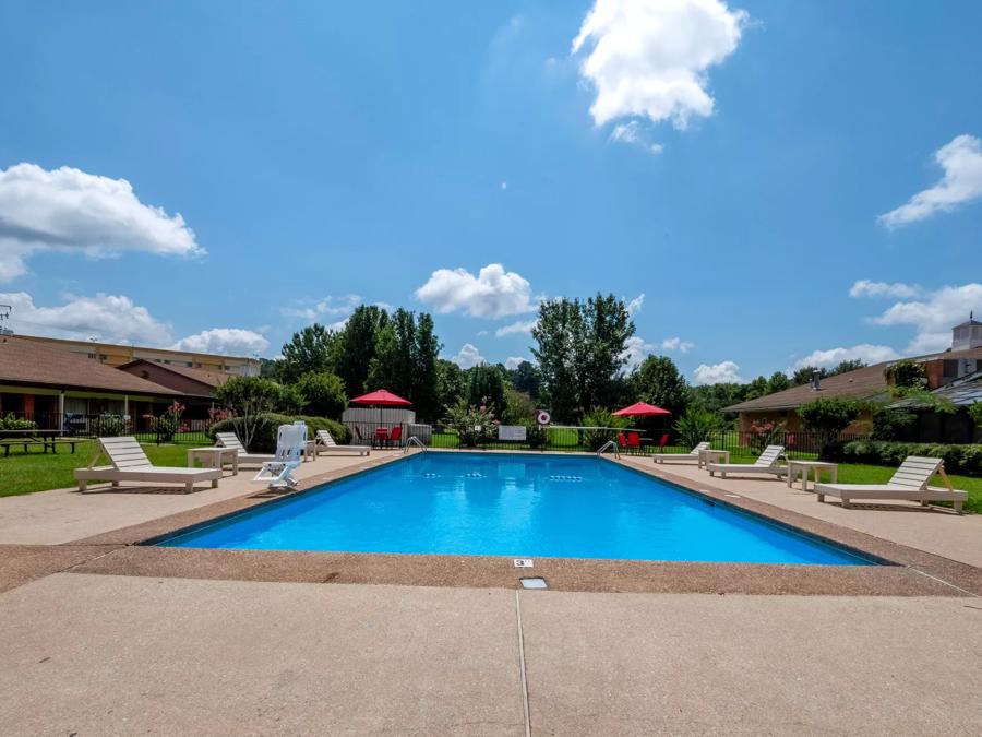 Red Roof Inn Meridian Outdoor Swimming Pool Image 