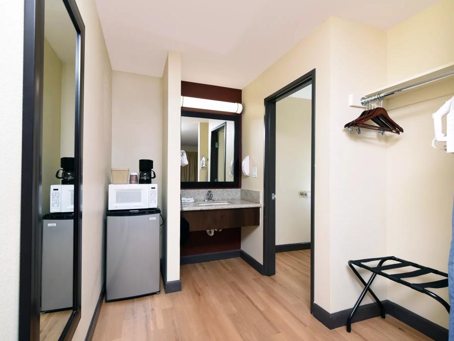 Red Roof Inn Bakersfield Superior King Room Non-Smoking Amenities Image