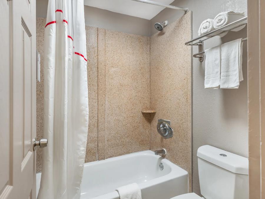 Red Roof Inn Richmond, VA Bathroom Image