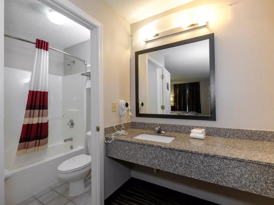 Red Roof Inn Defuniak Springs Superior King Room Non-Smoking Bathroom Image