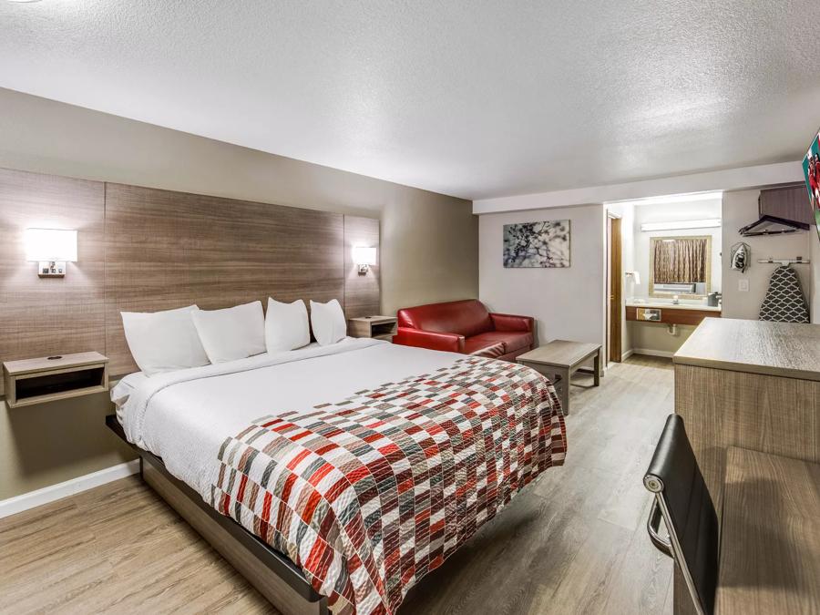 Red Roof Inn & Suites Medford - Airport Superior King Room Smoke Free Image