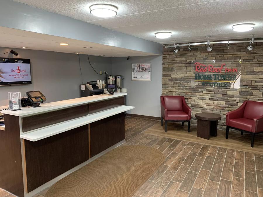 Red Roof Inn Mystic - New London Front Desk and Lobby Image