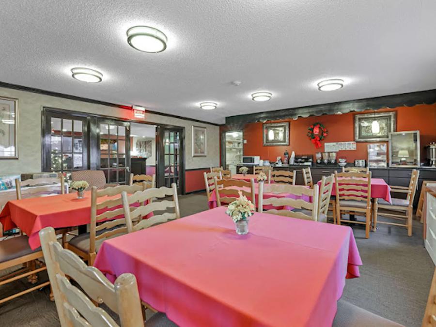 Red Roof Inn Uhrichsville Breakfast Area