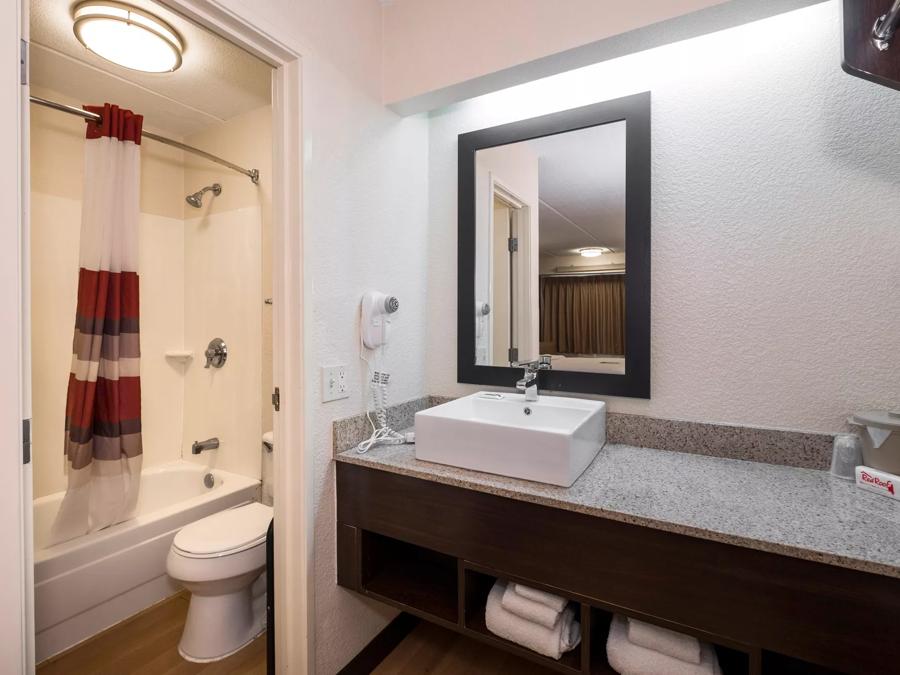 Red Roof Inn West Monroe Superior King Smoke Free Bathroom Image