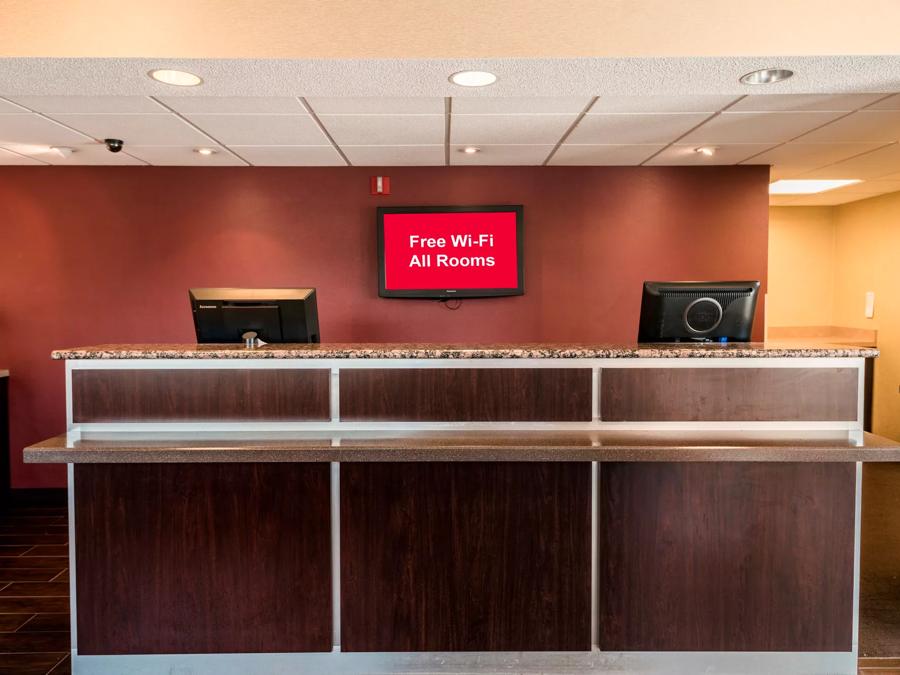 Red Roof Inn Rockford East - Casino District Front Desk