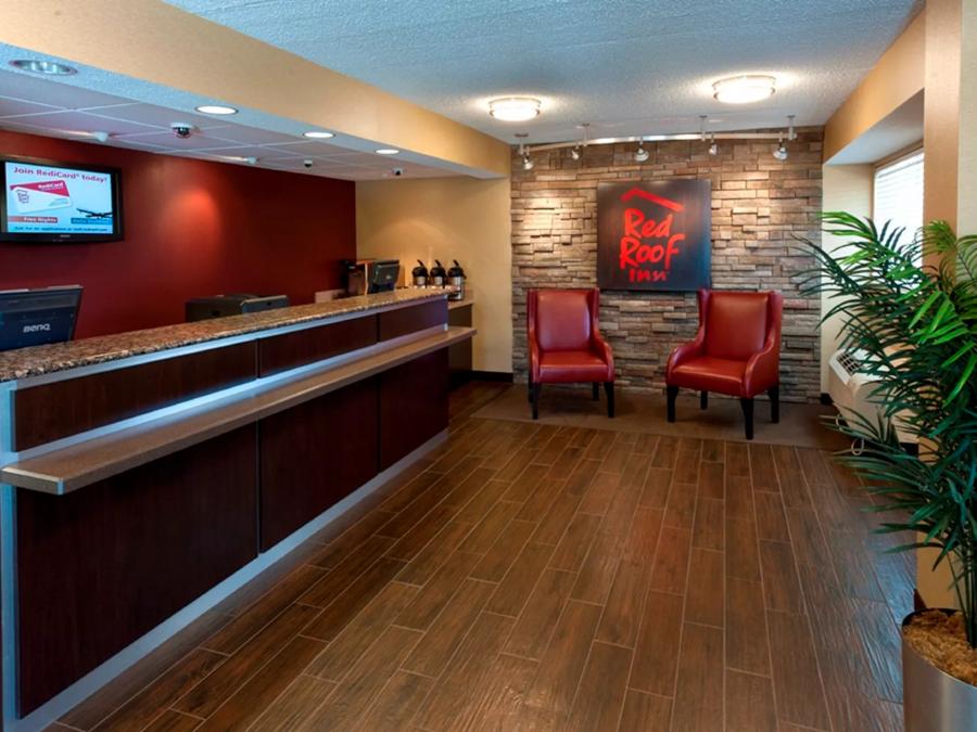 Red Roof PLUS+ Philadelphia Airport Front Desk and Lobby Image