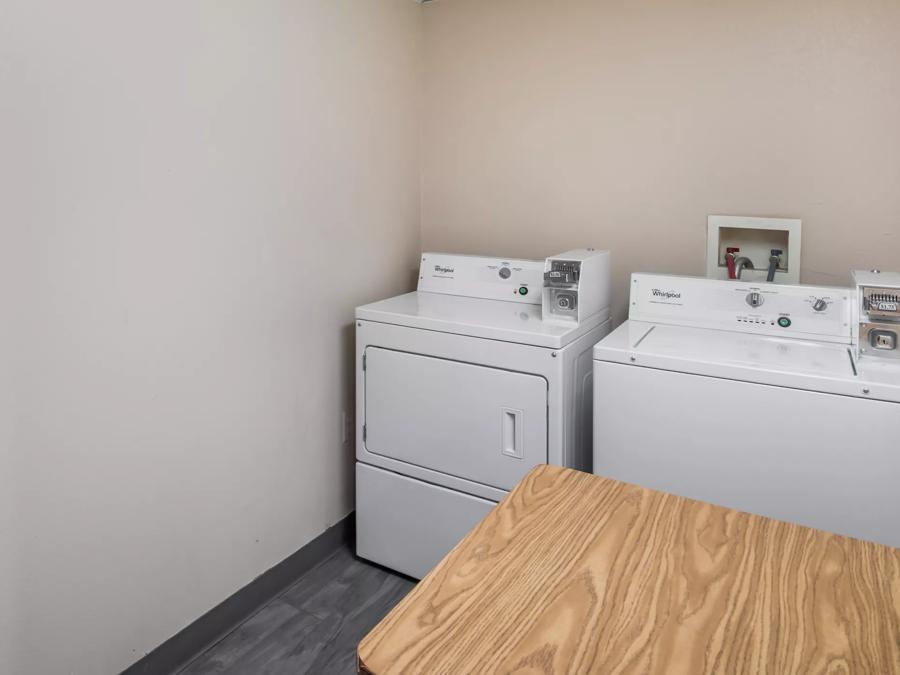 Red Roof Inn & Suites Austin East - Manor Laundry Image