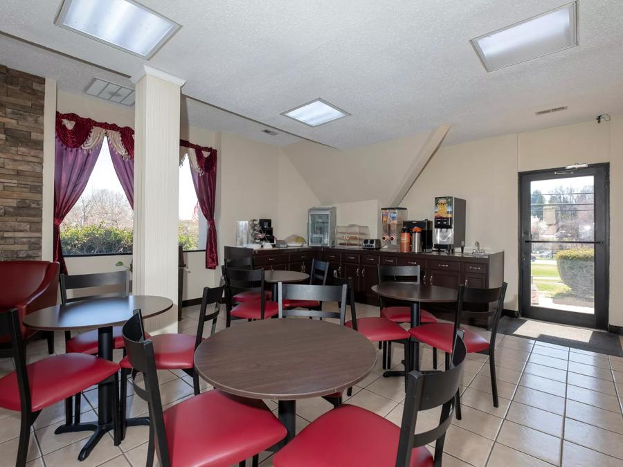 Red Roof Inn Warrenton Breakfast Area Image