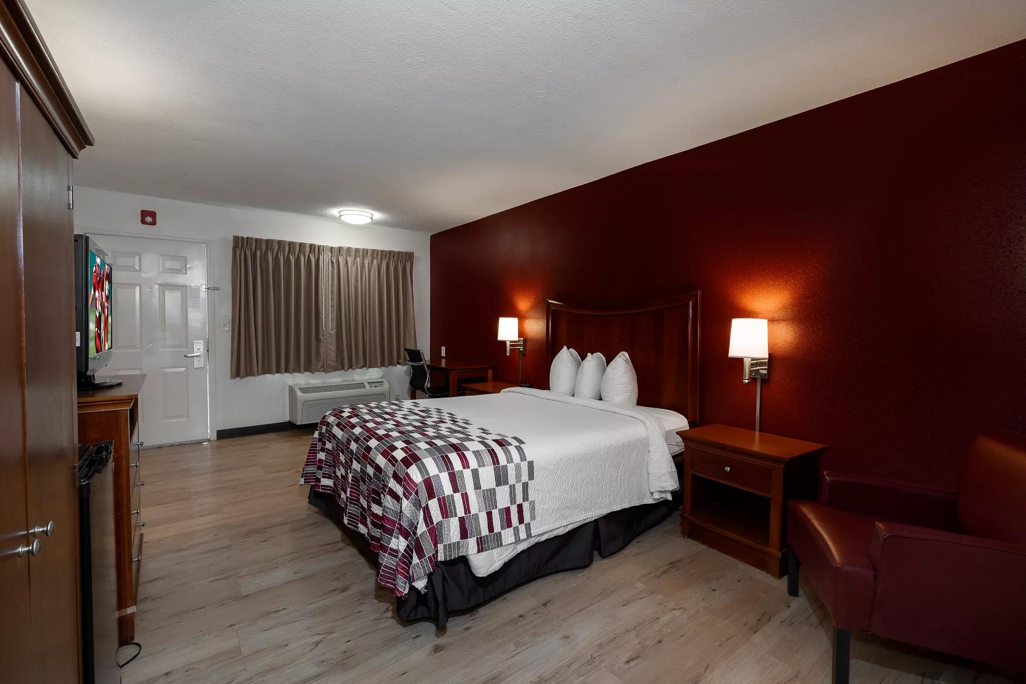 Red Roof Inn & Suites Dothan Deluxe Double Room Image