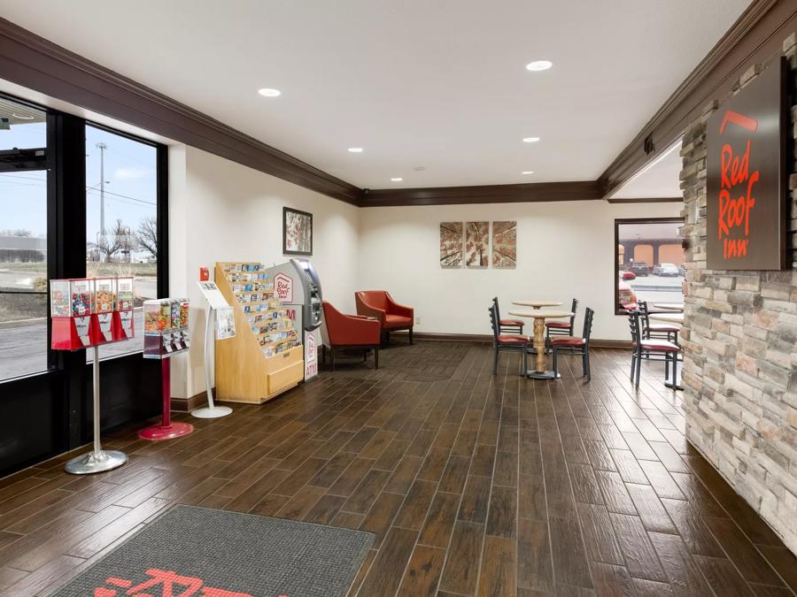 Red Roof Inn Fort Wayne Lobby Sitting Area Image