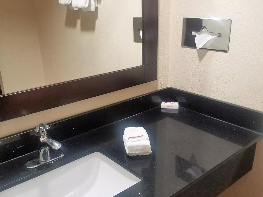   Red Roof Inn & Suites Houston - Hobby Airport Suite 3 Queen Beds with Kitchen Non-Smoking Bathroom Image