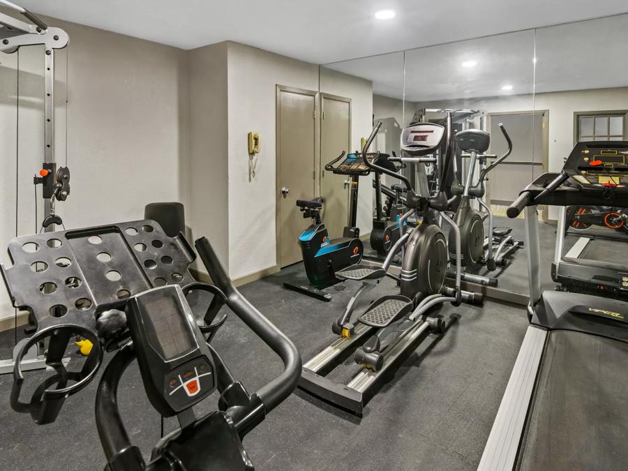 Red Roof Inn & Suites Irving – DFW Airport South Fitness Center Image