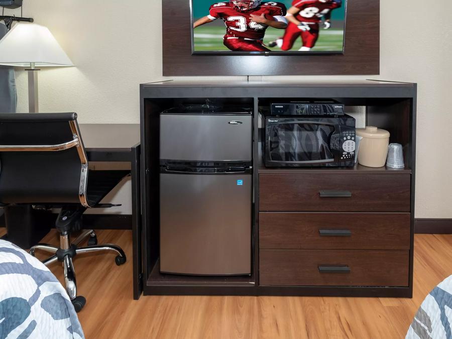 Red Roof Inn Freehold Superior King Room Smoke Free Amenities Image