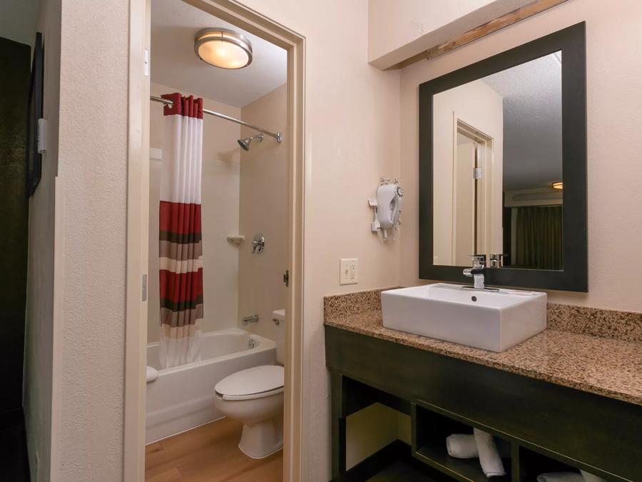 Red Roof PLUS+ Washington DC - Manassas Premium 2 Full Beds Smoke Free Bathroom Image