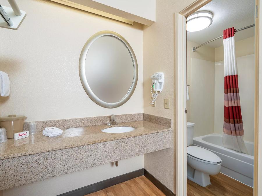 Red Roof Inn Cleveland Airport-Middleburg Heights Superior King Smoke Free Bathroom Image