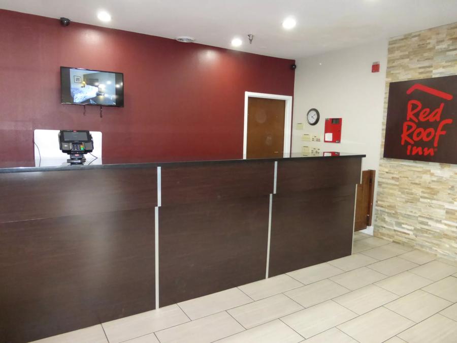 Red Roof Inn Columbia, TN Front Desk Area Image