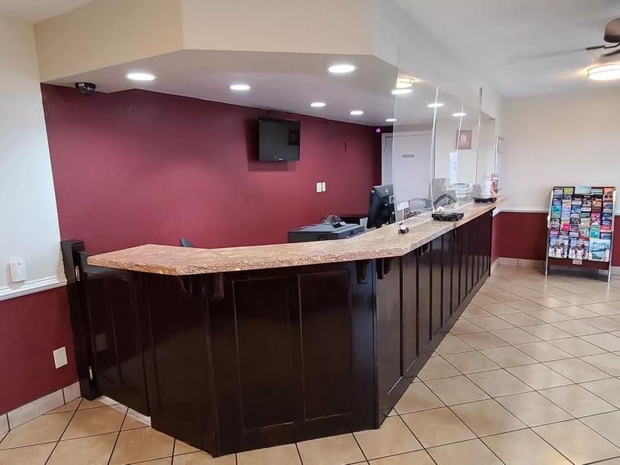 Red Roof Inn Tifton Front Desk Image