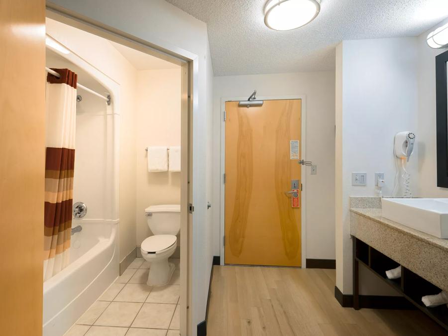 Red Roof PLUS+ Long Island - Garden City Premium 2 Full Beds Smoke Free Bathroom
