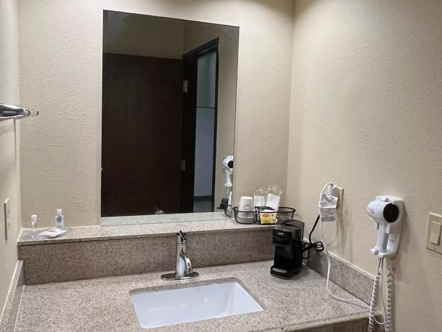 HomeTowne Studios & Suites Washington Studio 1 King Larger Jetted Tub Bathroom Image
