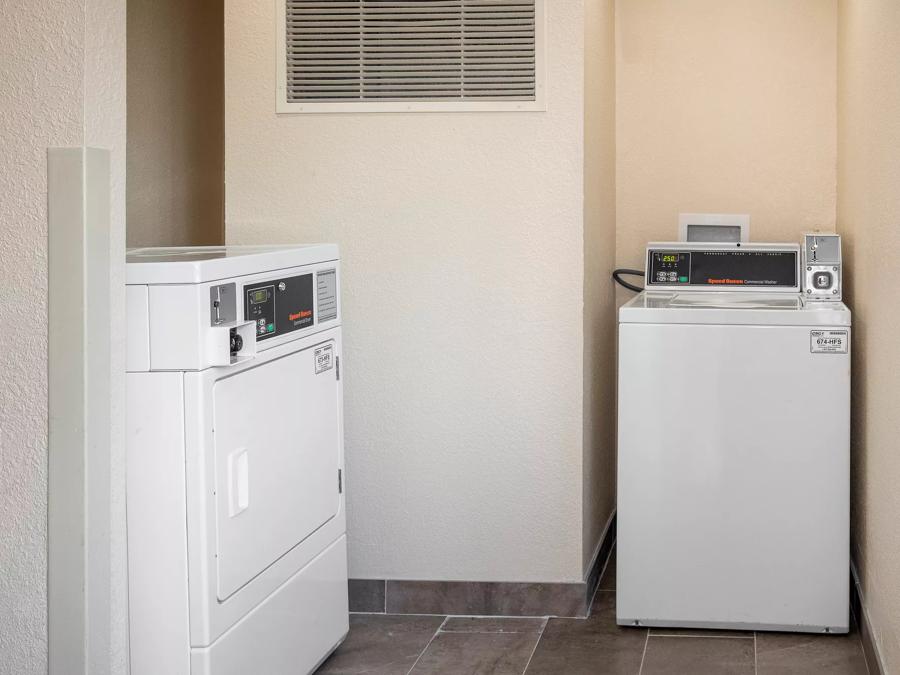 Red Roof PLUS+ Jacksonville - Southpoint Guest Laundry Room