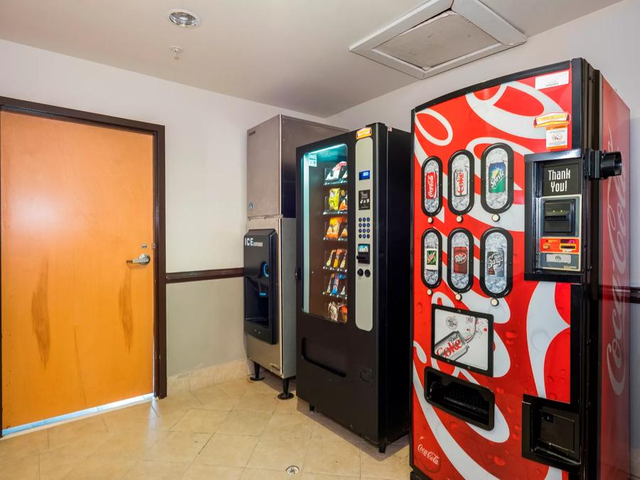 Red Roof Inn & Suites Biloxi - Ocean Springs Vending Image