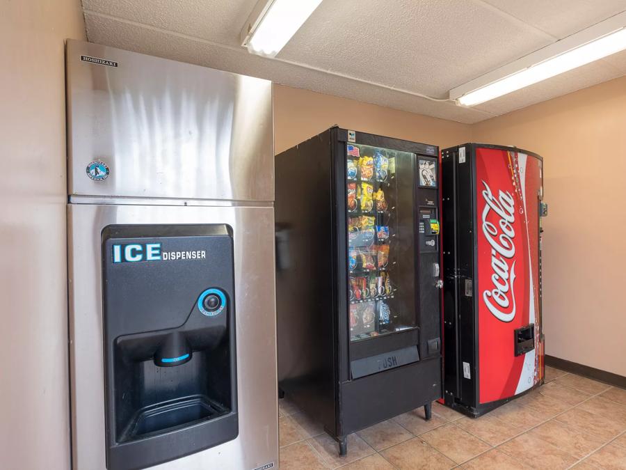 Red Roof Inn Mobile North - Saraland Vending Image