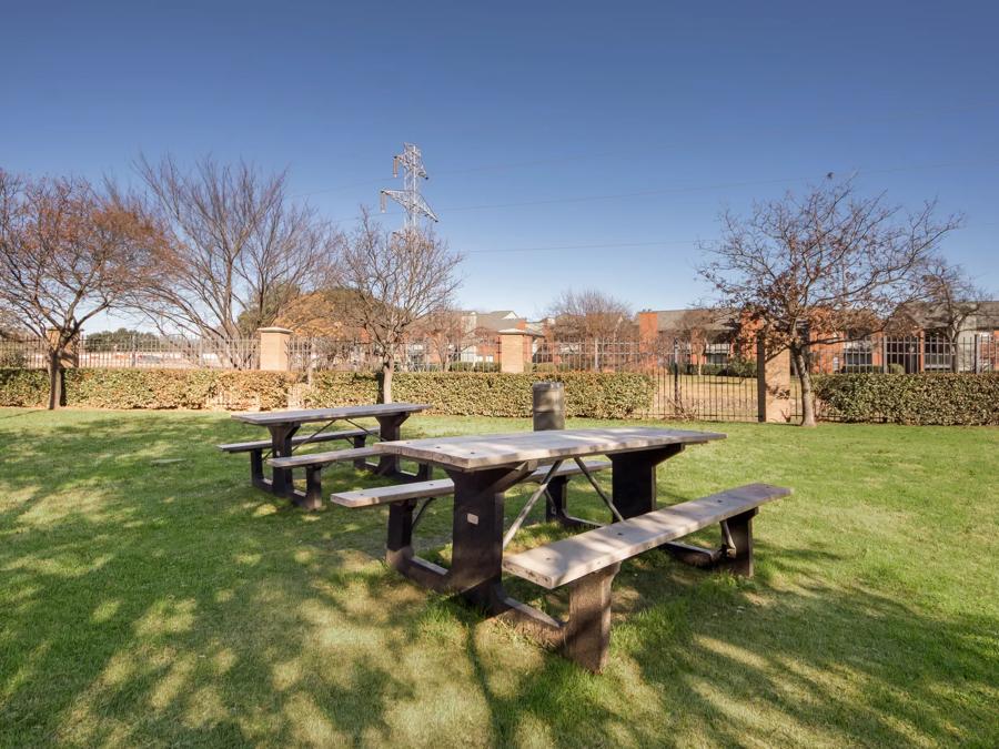 HomeTowne Studios Dallas - Mesquite Picnic Area Image