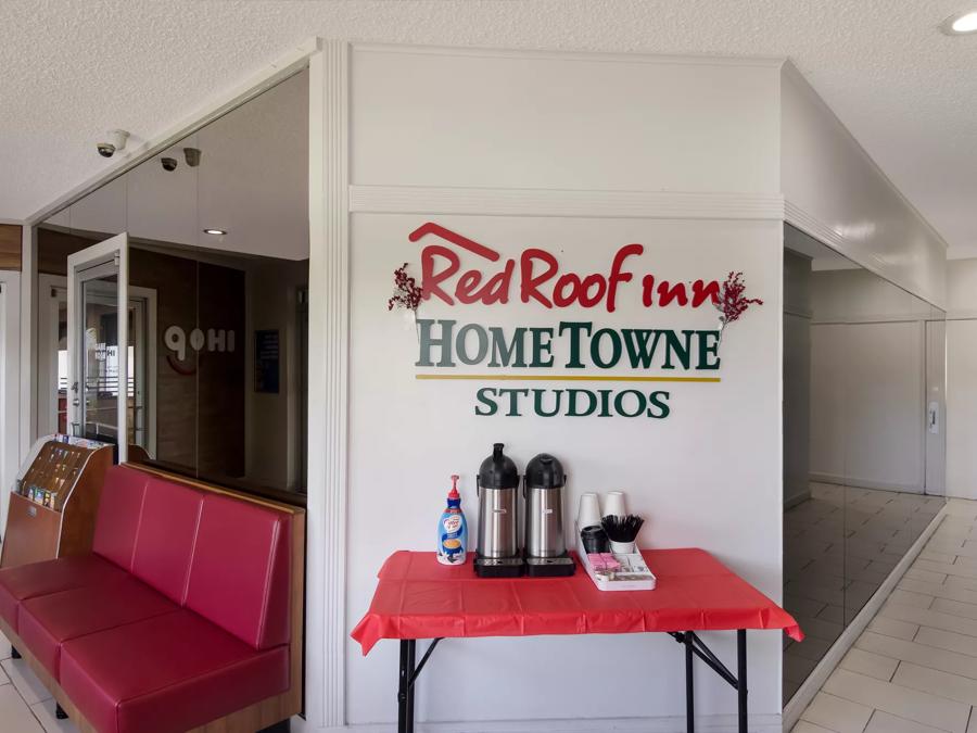 HomeTowne Studios Vero Beach - I-95 Lobby Image