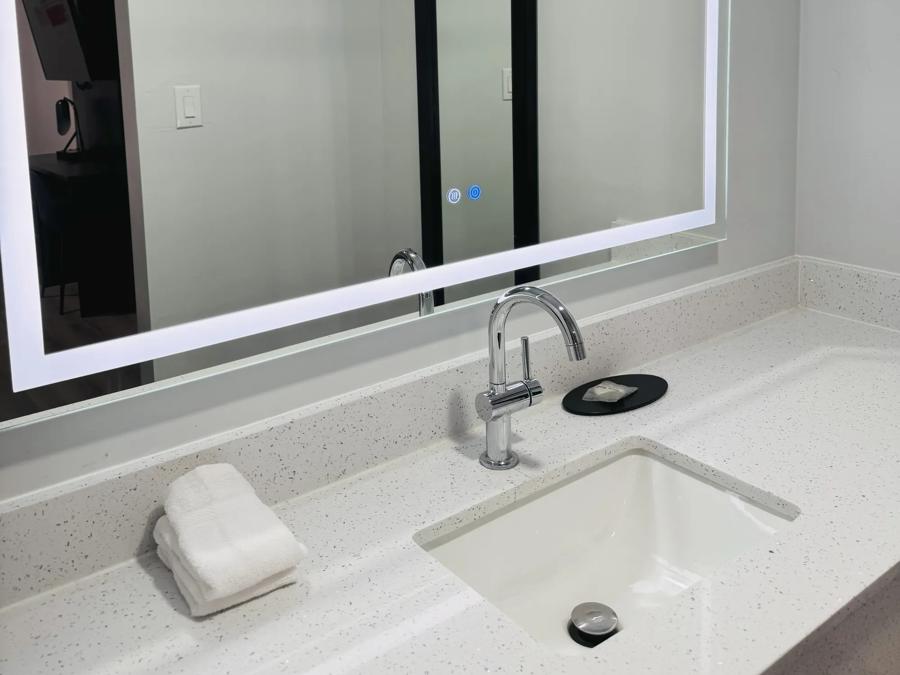 Red Roof Inn Miami, AZ Deluxe 2 Queen Beds Non-Smoking Bathroom Image