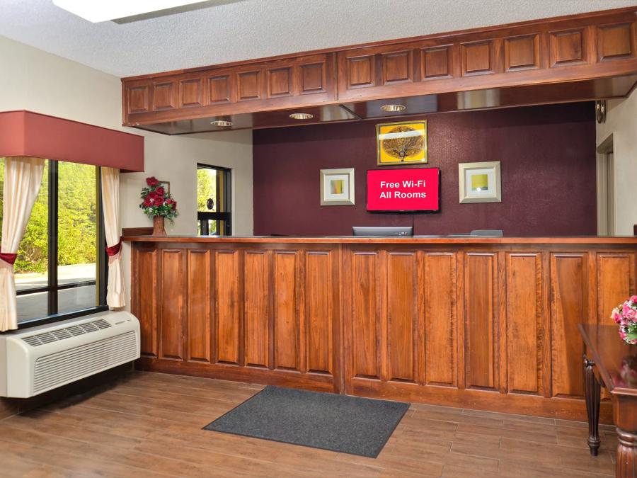 Red Roof Inn Cartersville - Emerson/LakePoint North Front Desk Image
