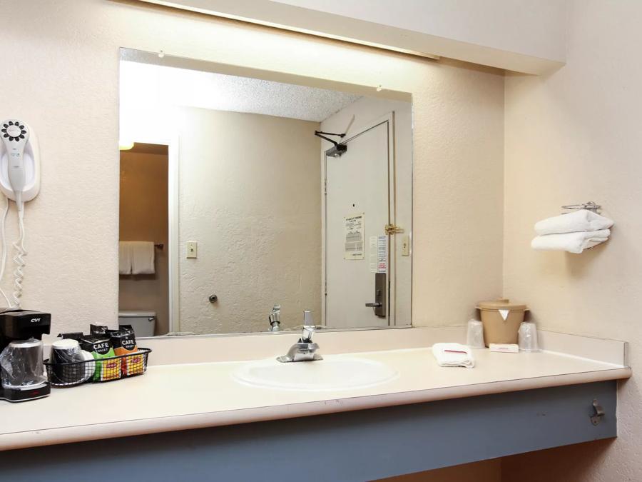 Red Roof Inn Santa Ana Superior King Non-Smoking Bathroom Image