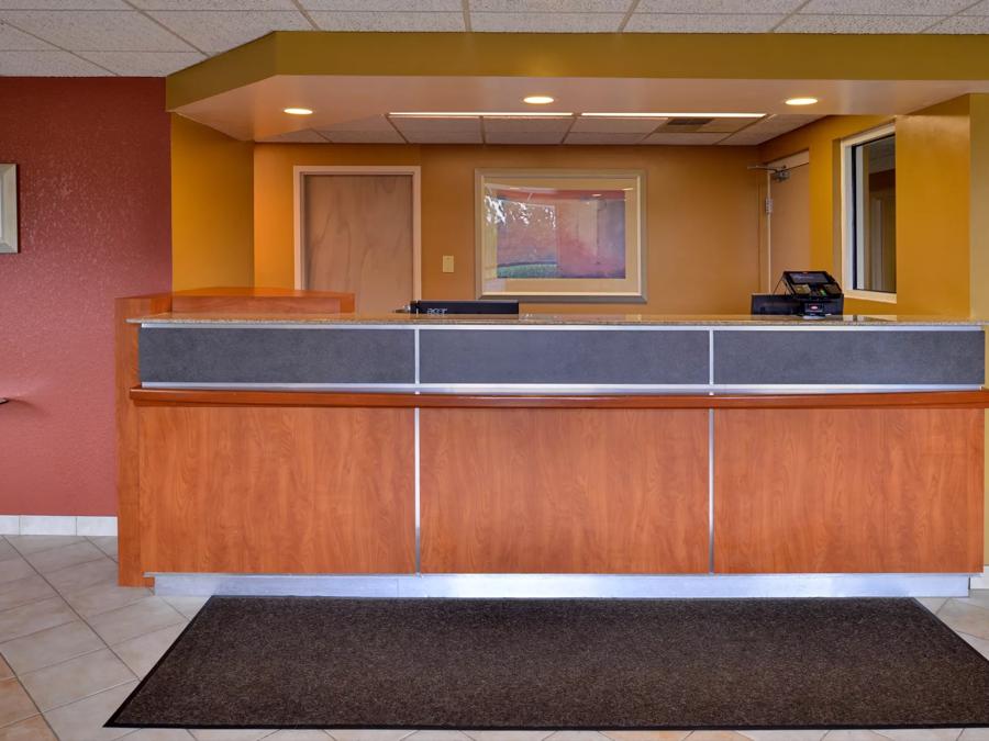 Red Roof Inn Sandusky - Milan Front Desk Image