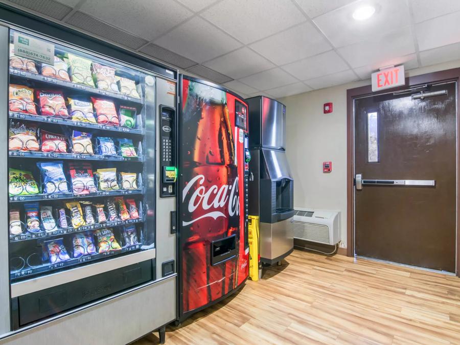 HomeTowne Studios & Suites Bentonville vending Image