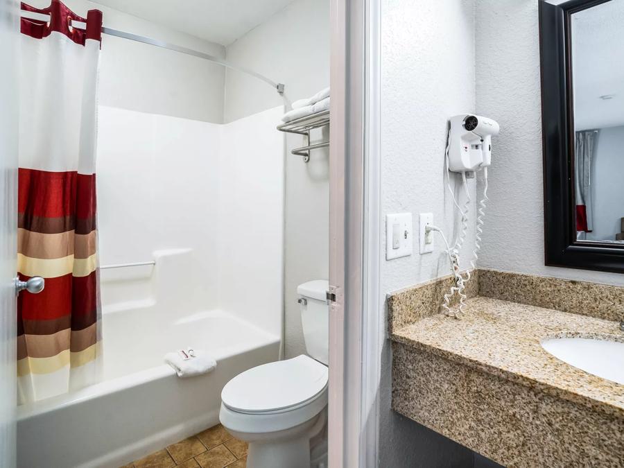 Red Roof Inn Spartanburg – I-26 Superior King Smoke Free Bathroom Image