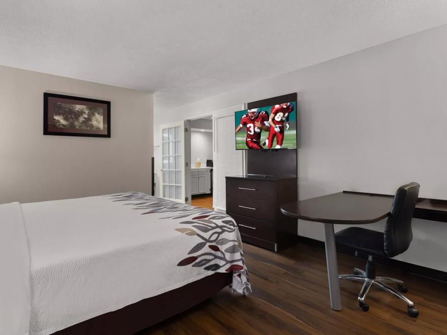 Red Roof Inn & Suites Savannah Airport Suite King Room Image