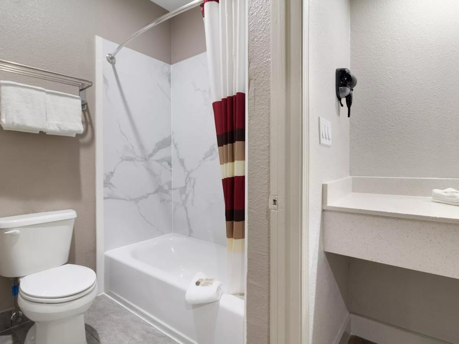 Red Roof Inn Galveston - Beachfront Premium King Smoke Free Bathroom Image