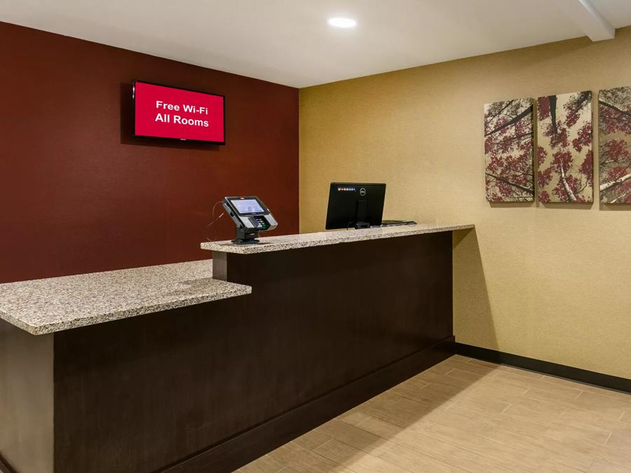 Red Roof Inn Hershey Front Desk and Lobby Area Image