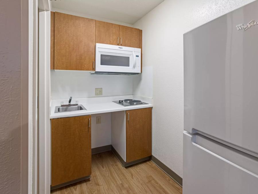 HomeTowne Studios Detroit - Livonia Studio Kitchenette Image