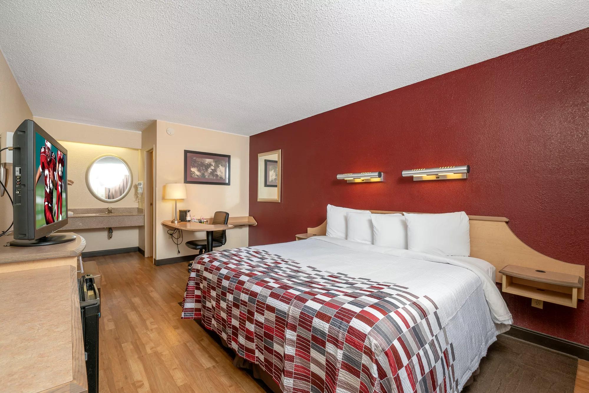 Red Roof Inn Buffalo - Niagara Airport Superior King Room Image Details