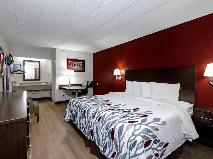 Red Roof Inn Bakersfield Superior King Room Non-Smoking Image