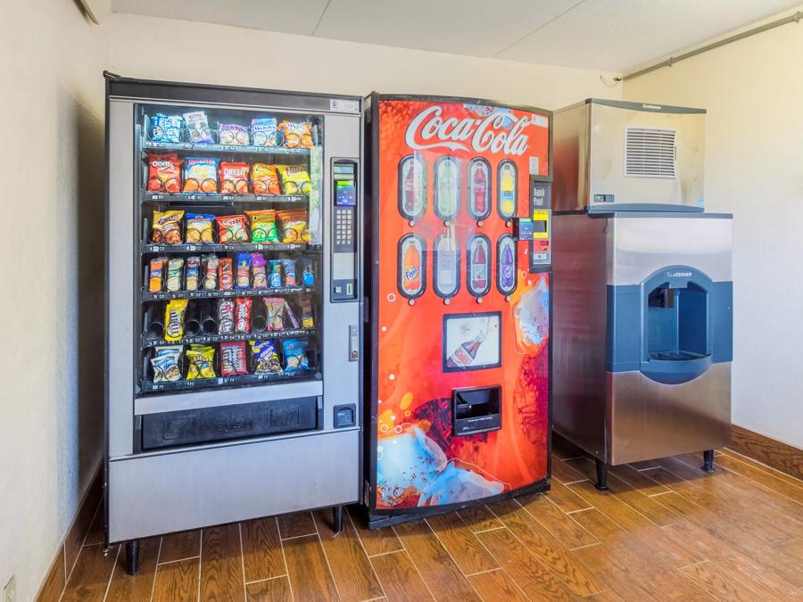 Red Roof Inn Jacksonville - Orange Park Snack Center Image