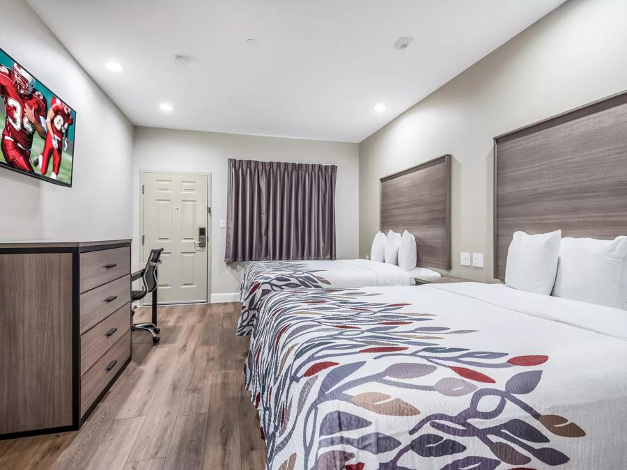 Red Roof Inn Baytown Deluxe 2 Queen Beds with Kitchenette Non-Smoking Image