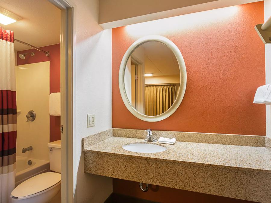 Red Roof Inn Indianapolis North - College Park Deluxe 2 Full Bathroom Image