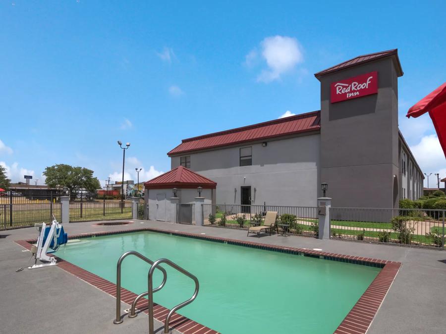 Red Roof Inn Terrell Outdoor Swimming Pool Image